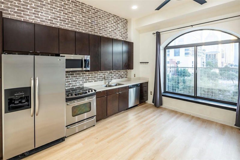 507 Sabine St #404 — exterior