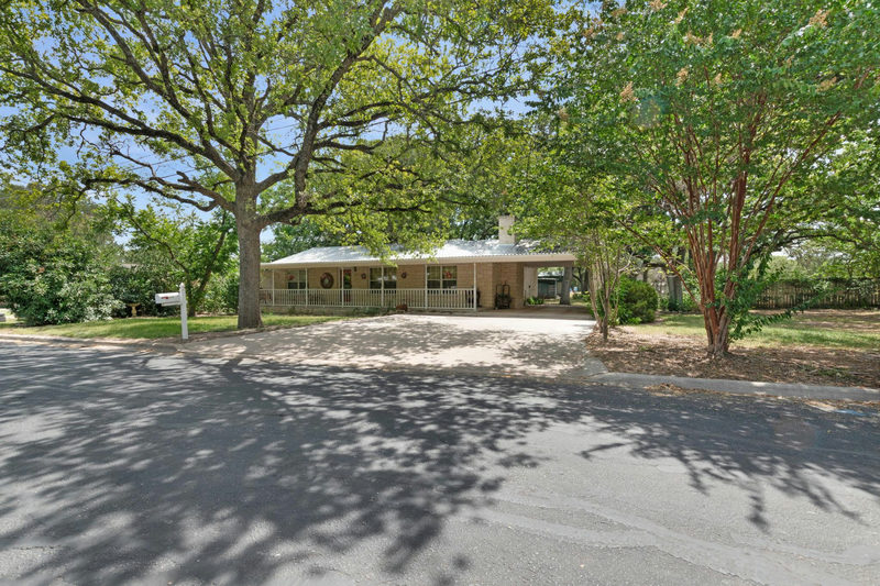 1208 Oak St — exterior