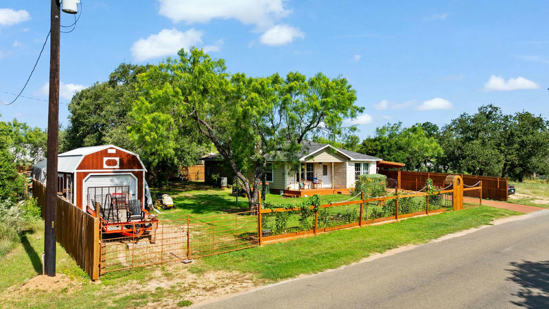 808 Pecan Ln — exterior