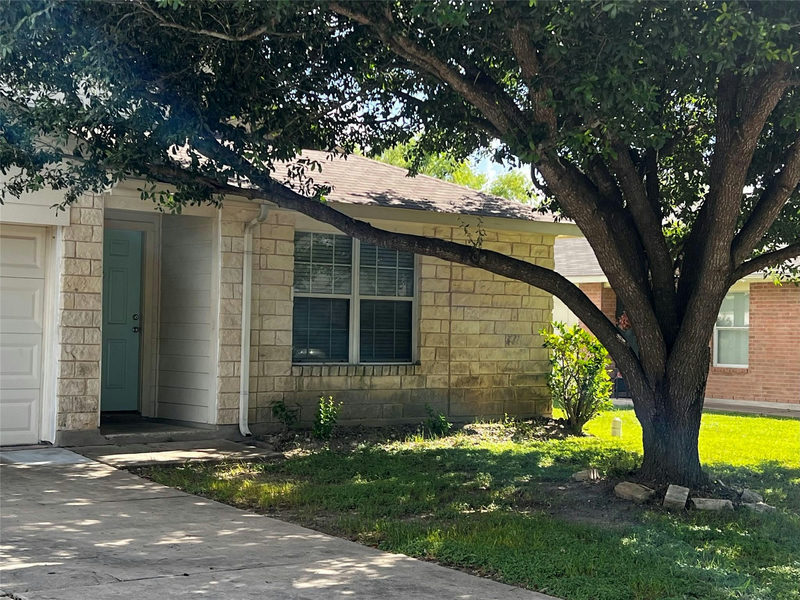 111 Sylvan St — exterior