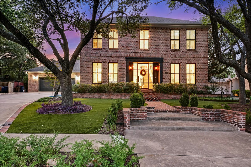 1208 Grosvener Ct — exterior