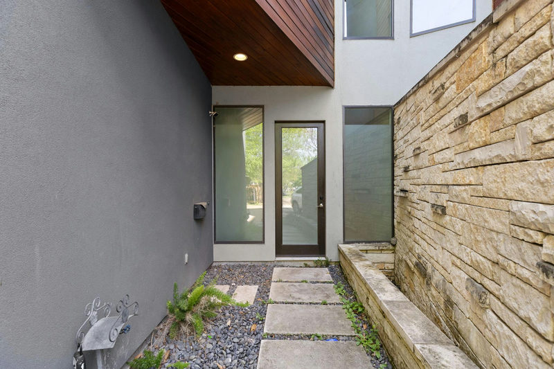 1907 W 30th St — exterior