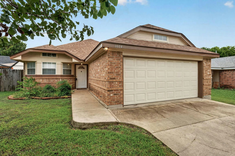 1604 Southwestern Trl — exterior