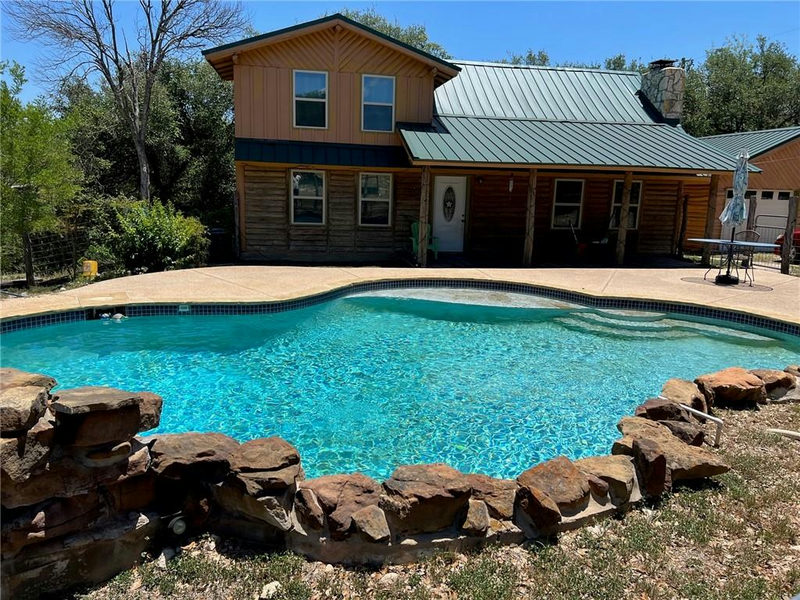 1215 Agarita Dr — exterior