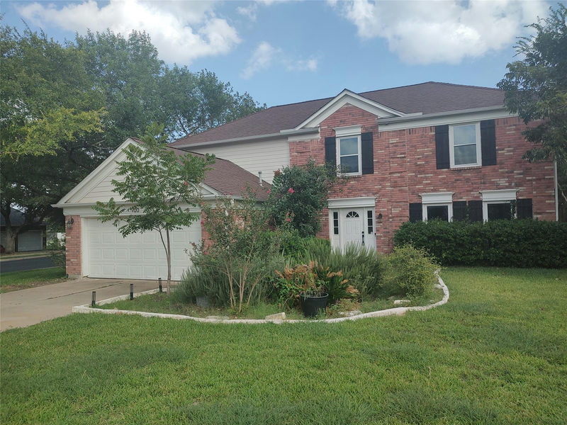 900 OAKCREST Cir — exterior