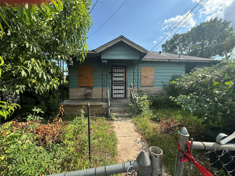 2717 E 2nd St — exterior