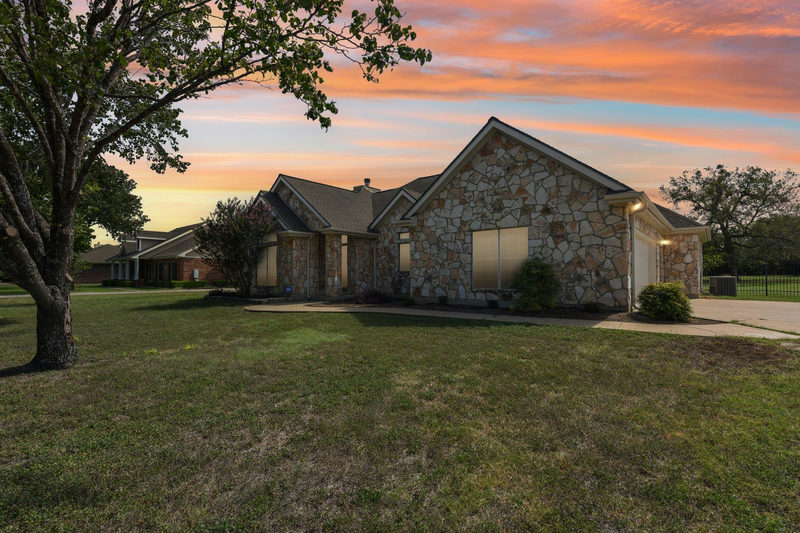 100 Grove Ln — exterior