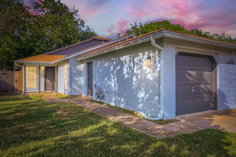 11904 Sunhillow Bnd — exterior
