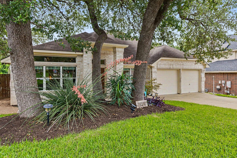 1909 Holly Hill Dr — exterior
