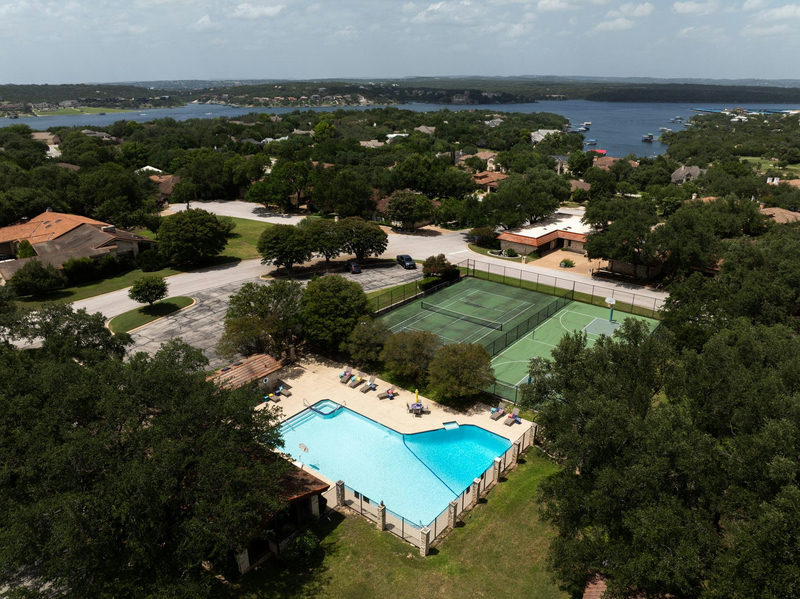 103 Crescent Bluff — exterior