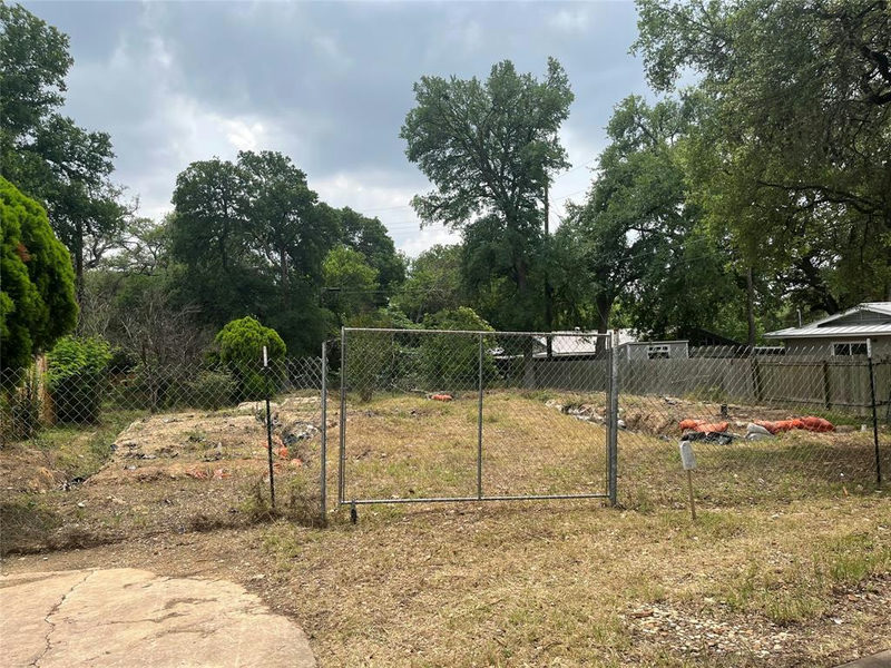 4621 Menchaca Rd — exterior