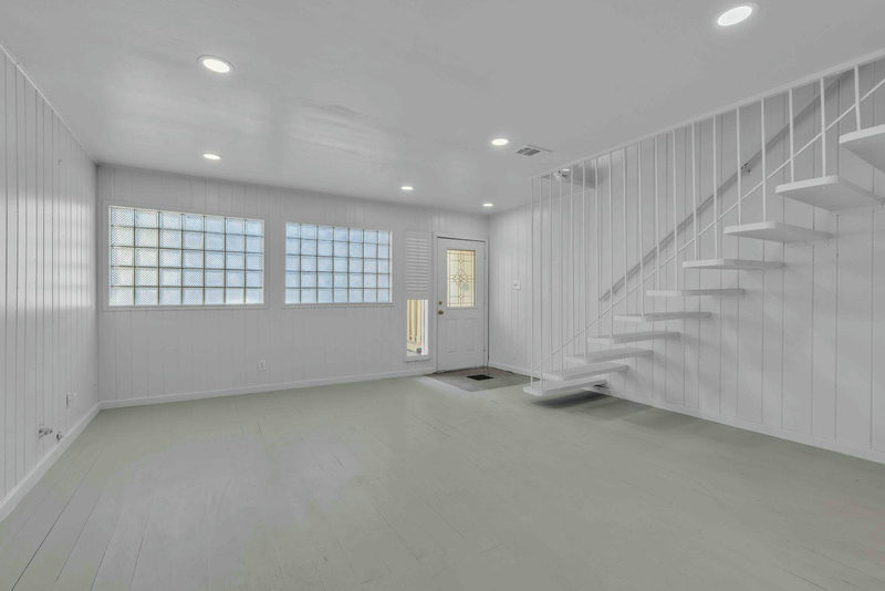 5210 Woodrow Ave — exterior