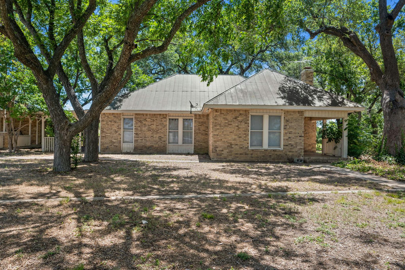 1300 W Tx-29 — exterior