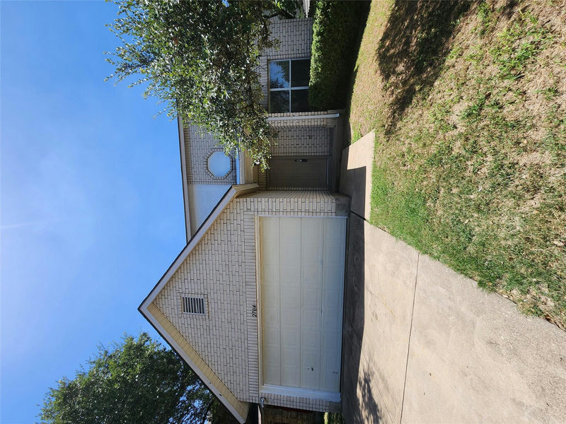 2704 Vinson Ct — exterior