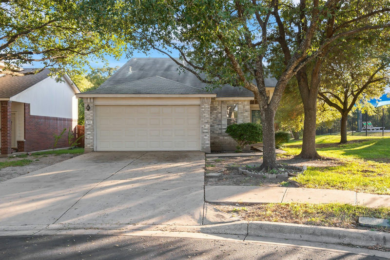 902 Moser River Dr — exterior