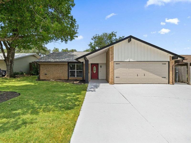 7004 Twisted Oaks Dr — exterior