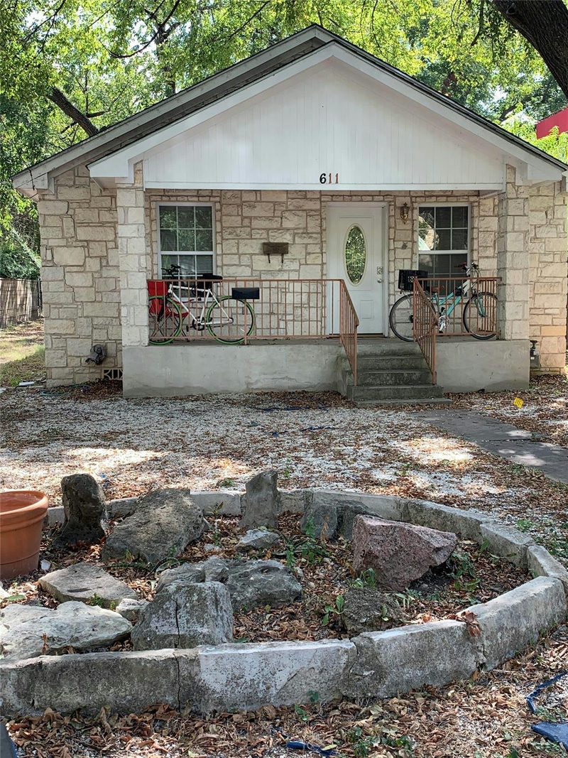 611 W Live Oak St — exterior