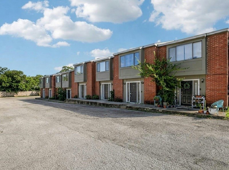 1221 W Hopkins St #2 — exterior