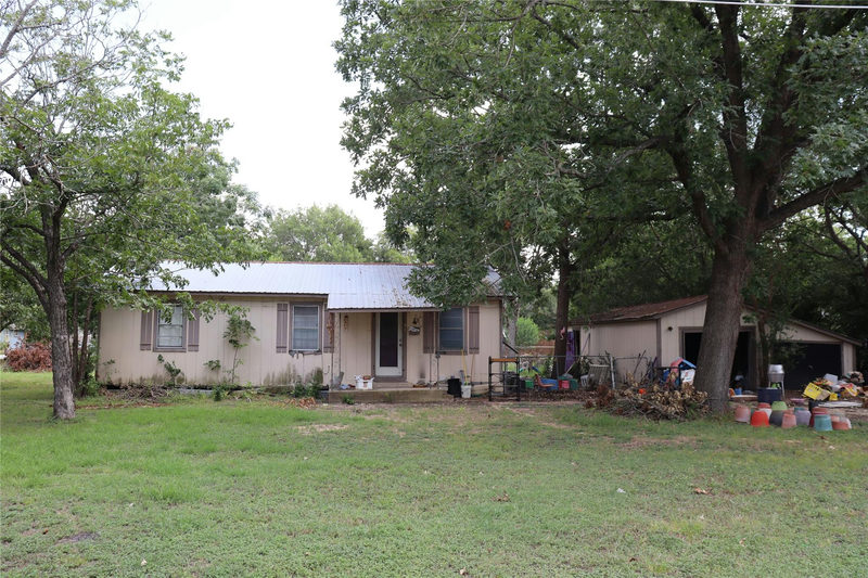 706 W Live Oak St — exterior