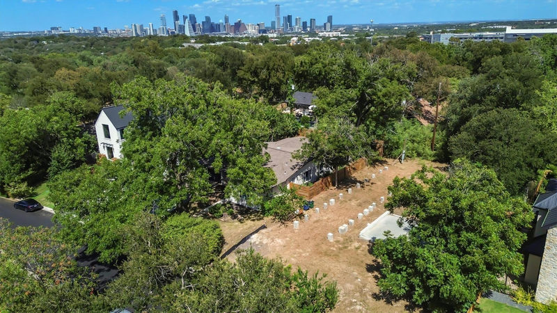 2320 Westoak Dr — exterior