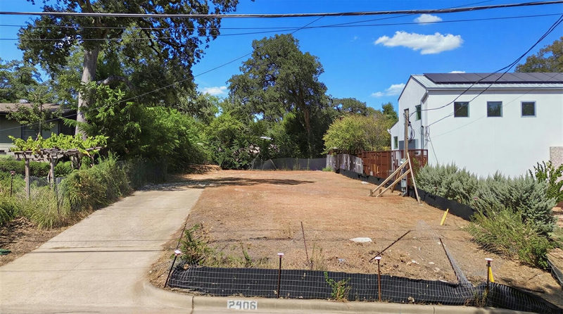 2406 W 10th St — exterior