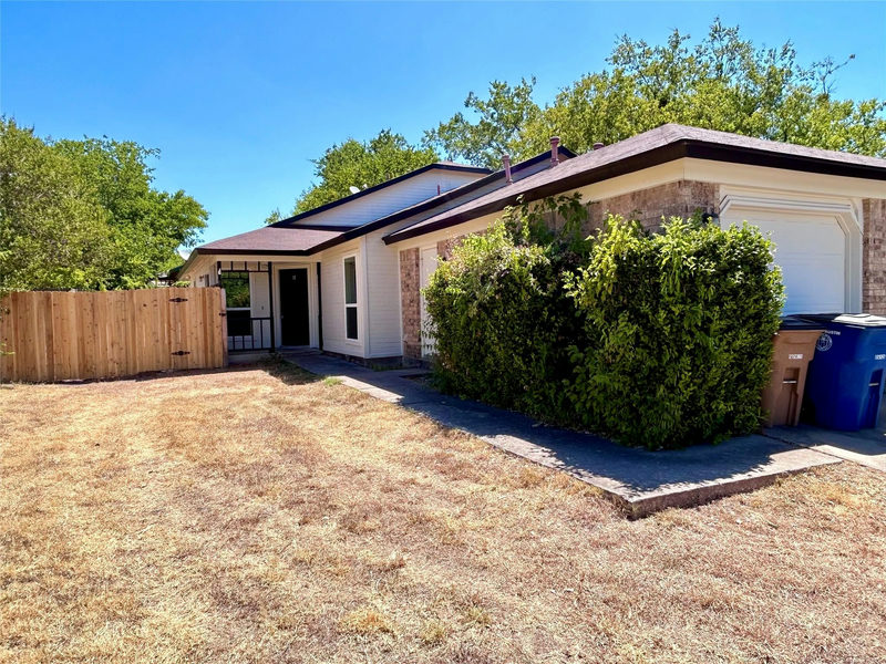 2112 Cedar Bend Dr — exterior