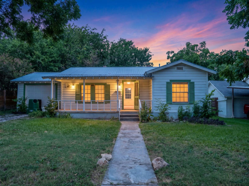 704 E Austin Ave — exterior