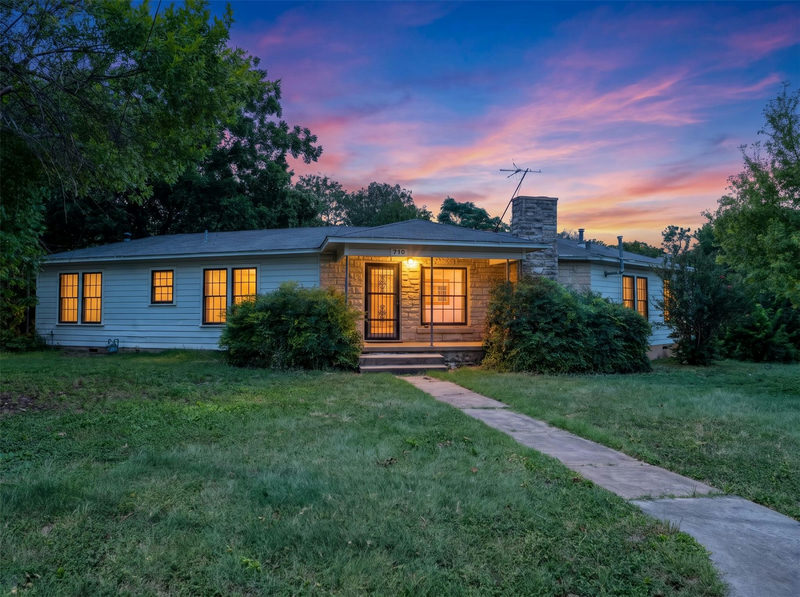 710 E Austin Ave — exterior