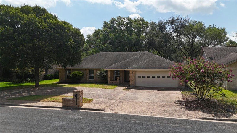 10403 Pinehurst Dr — exterior