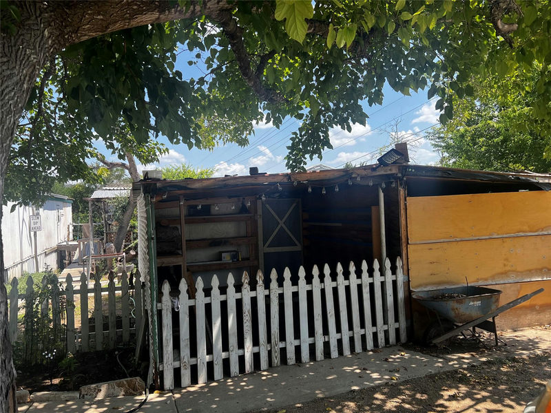 7107 Cowpoke Trl — exterior