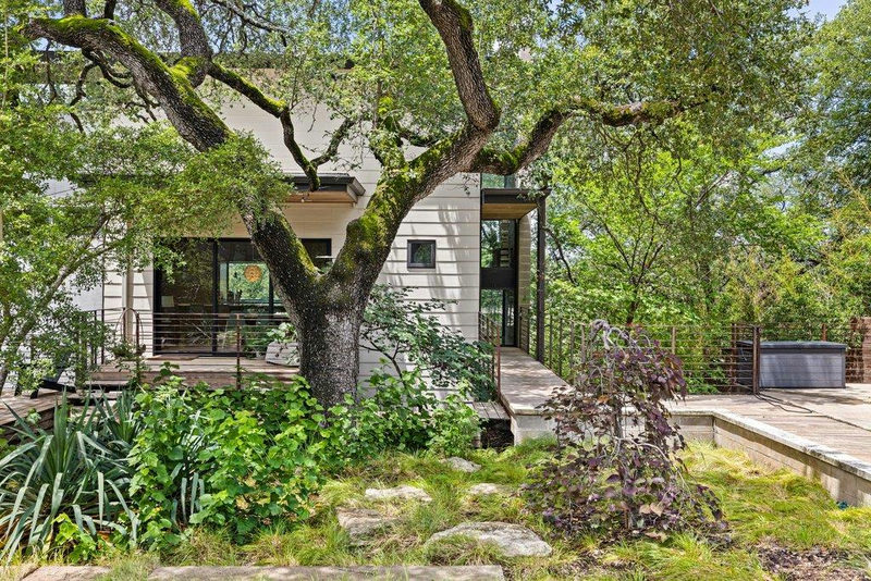 801 The High Rd — exterior