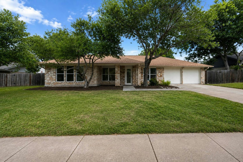 1403 Creekview Dr — exterior