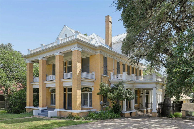 504 S Main St — exterior