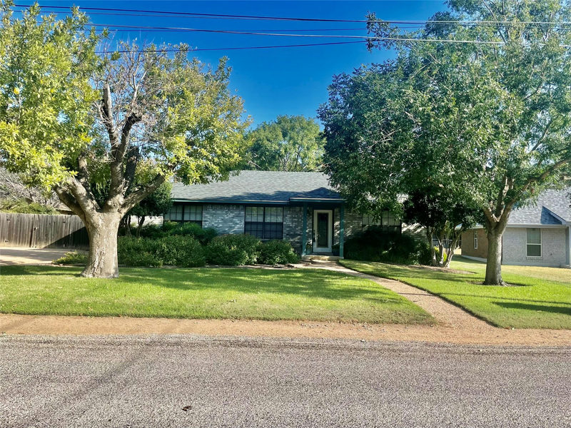 1113 Hackberry Dr — exterior