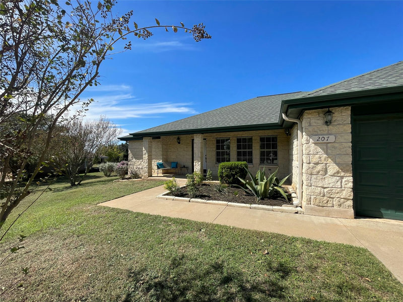 207 Meadow Oaks Dr — exterior