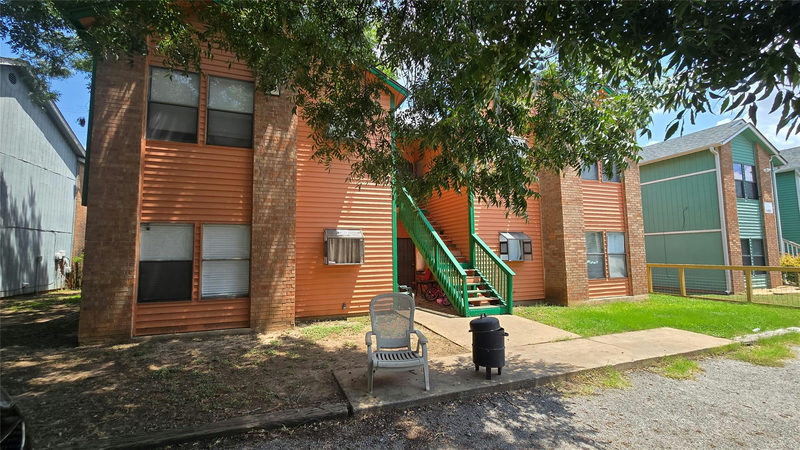 2419 W Slaughter Ln — exterior