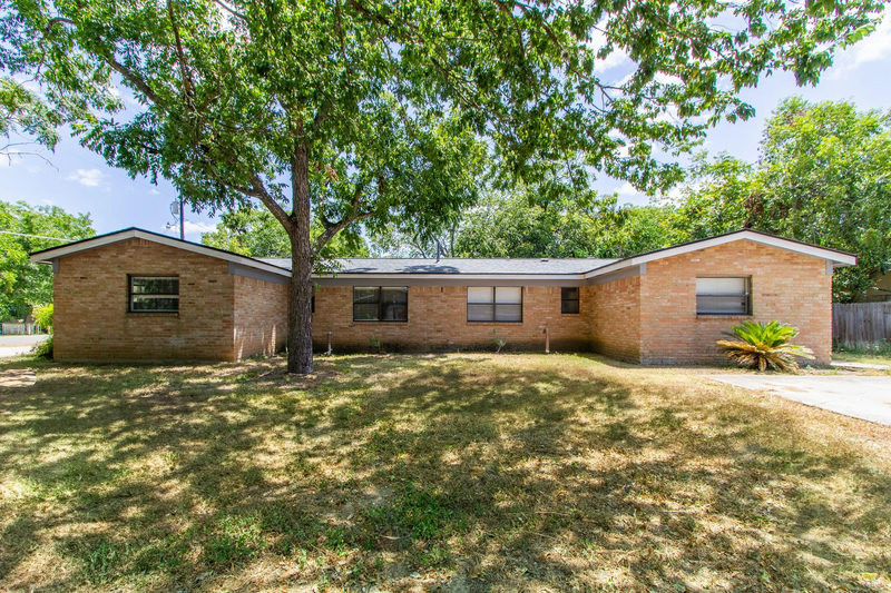 208 Hackberry St — exterior