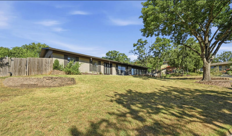 2600 Oakhaven Dr — exterior