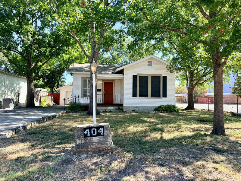 404 Normandy St — exterior