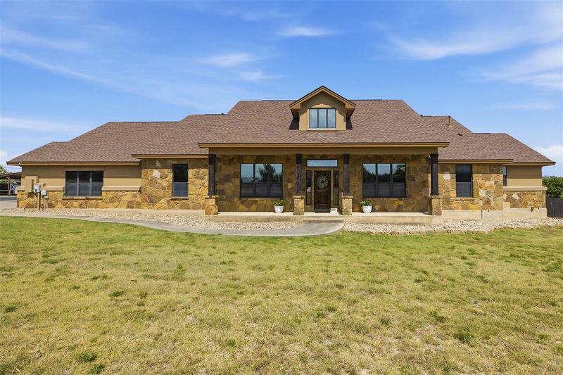 116 Sarahs Ln — exterior