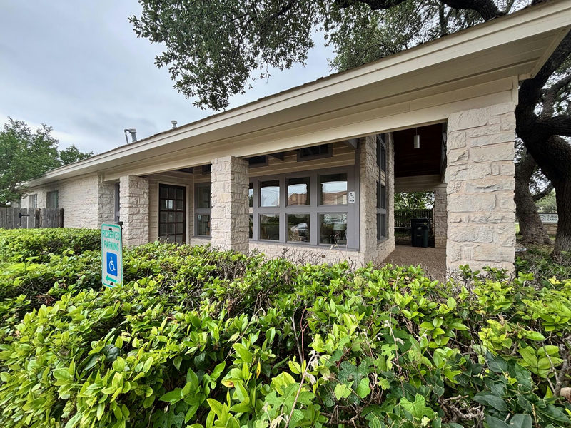 3737 Williams Dr — exterior