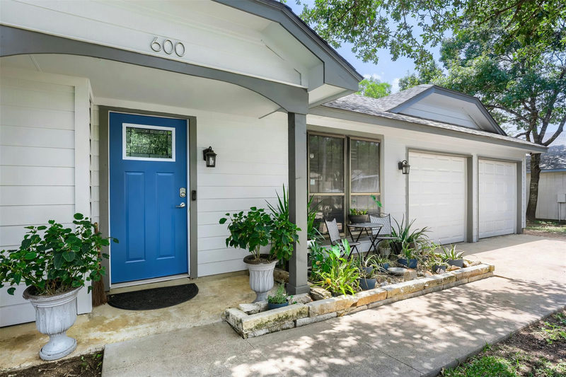 600 Live Oak Dr — exterior