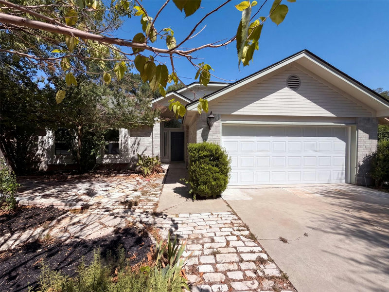 605 Hawthorne Ln — exterior