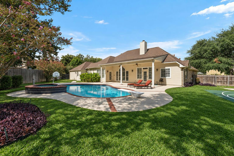 819 Blue Spring Cir — exterior
