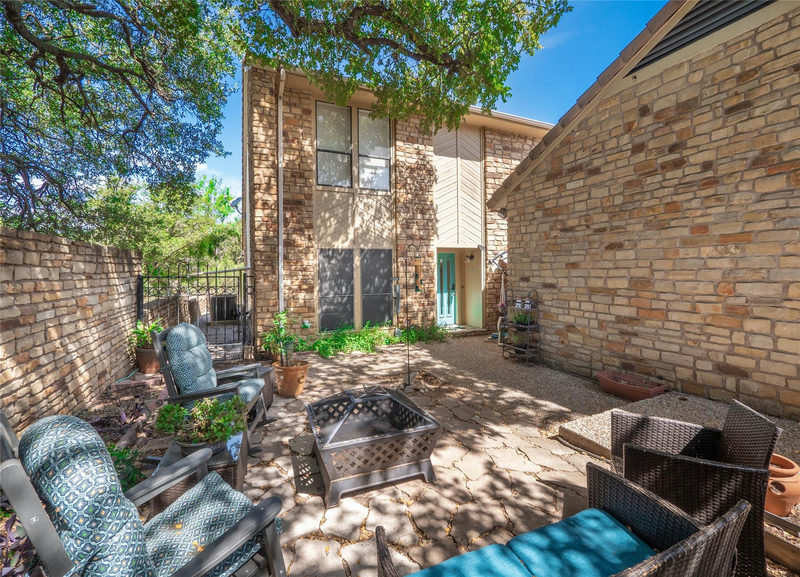 706-A Clayton Nolen Dr — exterior