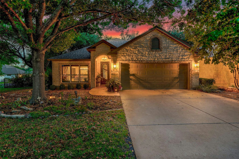 111 Brazos Dr — exterior