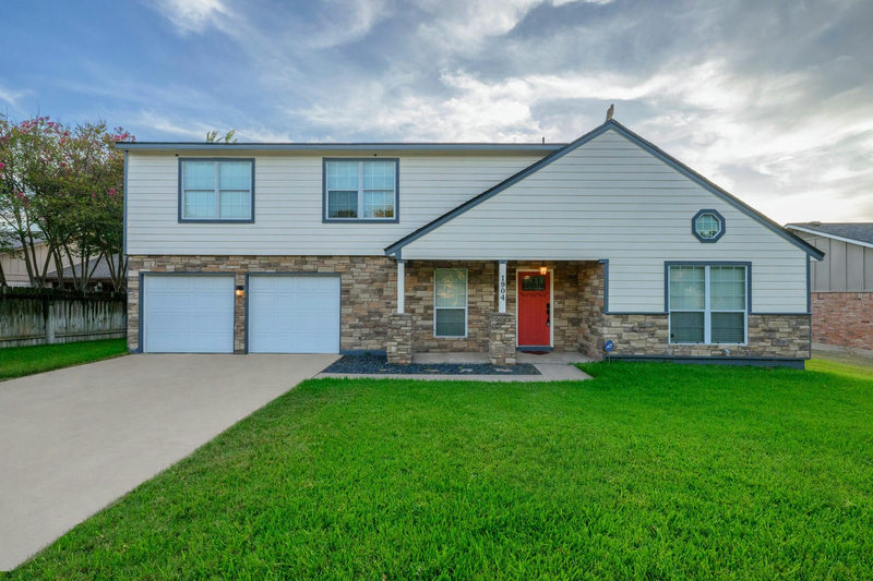 1904 Oakridge Dr — exterior