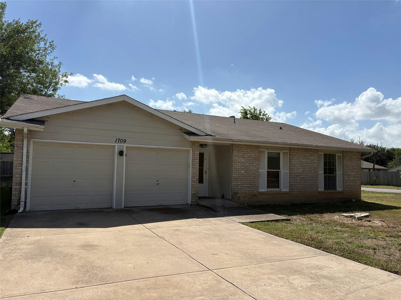 1709 W Mesa Park Dr — exterior