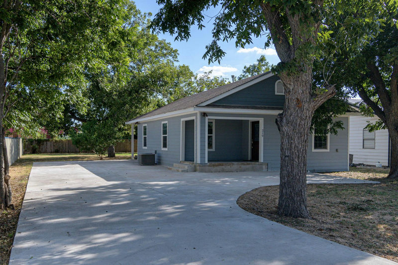 219 E Davilla St — exterior