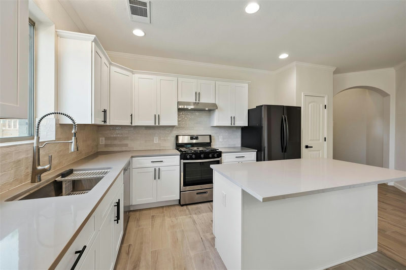 10936 Short Springs Dr — exterior